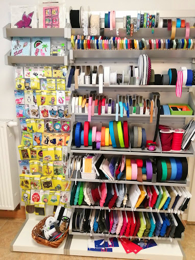Regale mit bunten Bändern und Patches in verschiedenen Farben und Mustern.